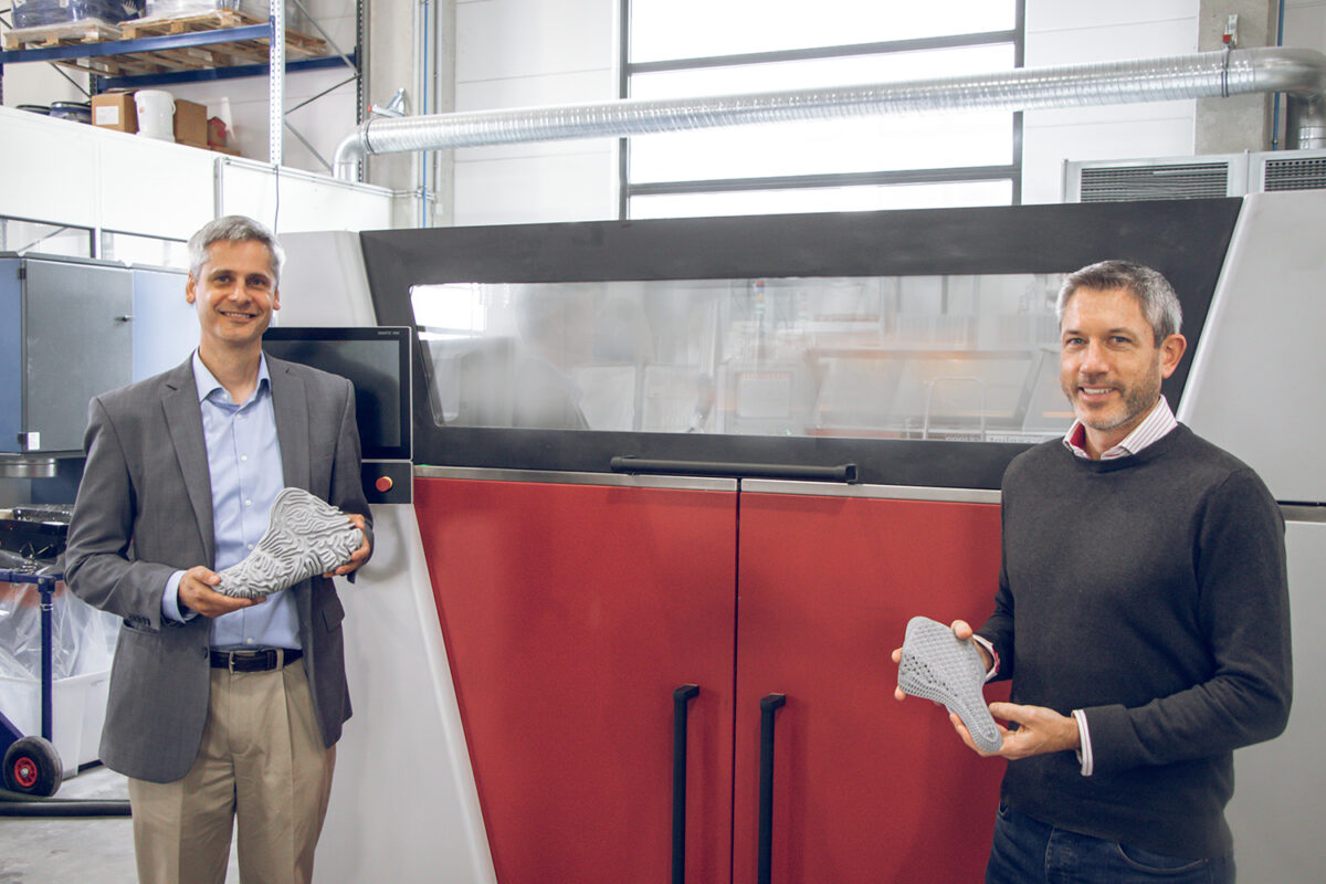 Geoff Gardner (left) of Covestro and James Reeves of voxeljet are part of a joint program to develop high-throughput printing with the VX1000 HSS printer.
