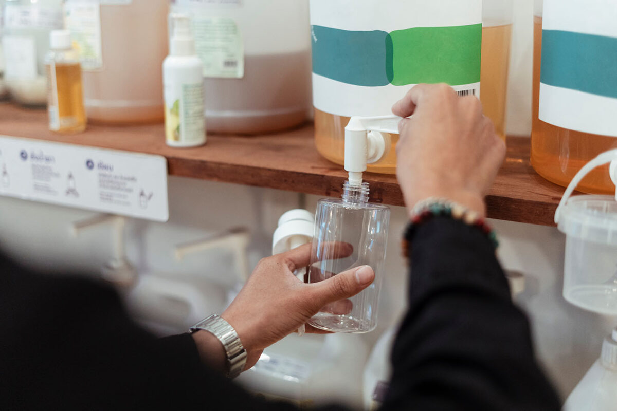 Refill systems minimize plastic waste by encouraging consumers to refill their containers rather than buy new ones. This approach significantly reduces packaging waste and promotes a zero-waste lifestyle.